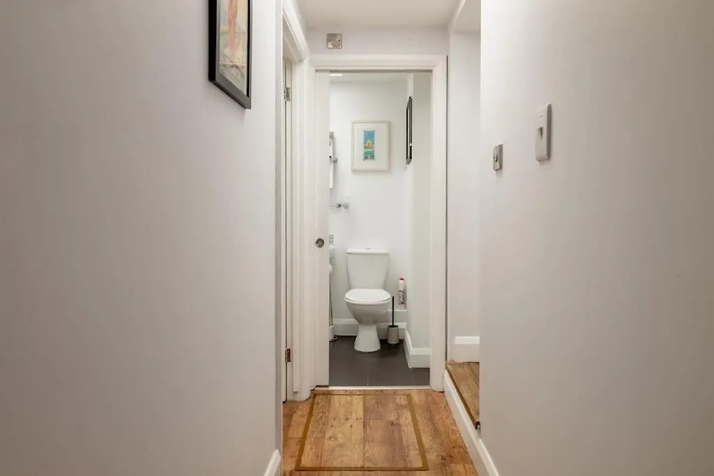 ברייטון Self Contained Two Room Studio Apartment, Own Entrance, Private Parking 0*,  בריטניה