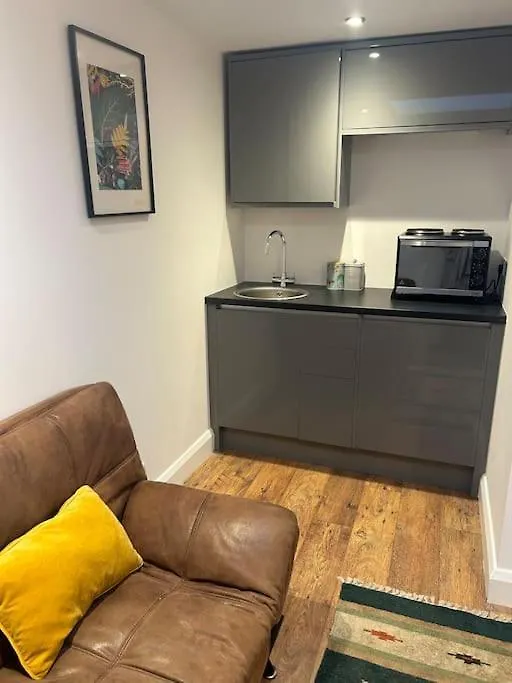Self Contained Two Room Studio Apartment, Own Entrance, Private Parking Brighton Birleşik Krallık