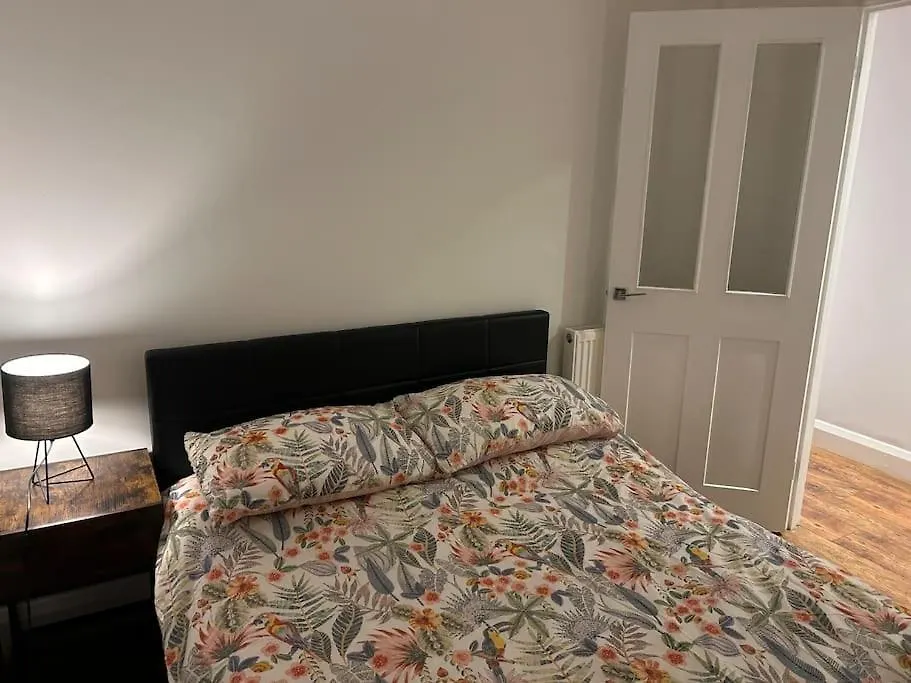 Self Contained Two Room Studio Apartment, Own Entrance, Private Parking Brighton