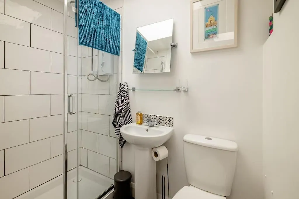 Self Contained Two Room Studio Apartment, Own Entrance, Private Parking Brighton