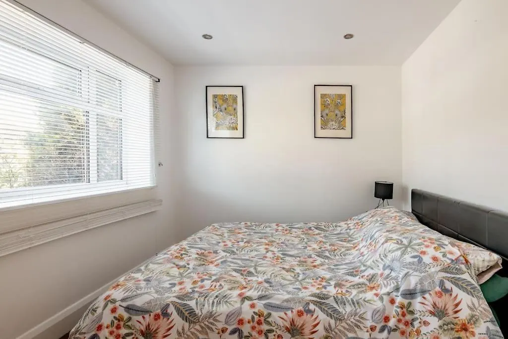 Self Contained Two Room Studio Apartment, Own Entrance, Private Parking Brighton Apartment