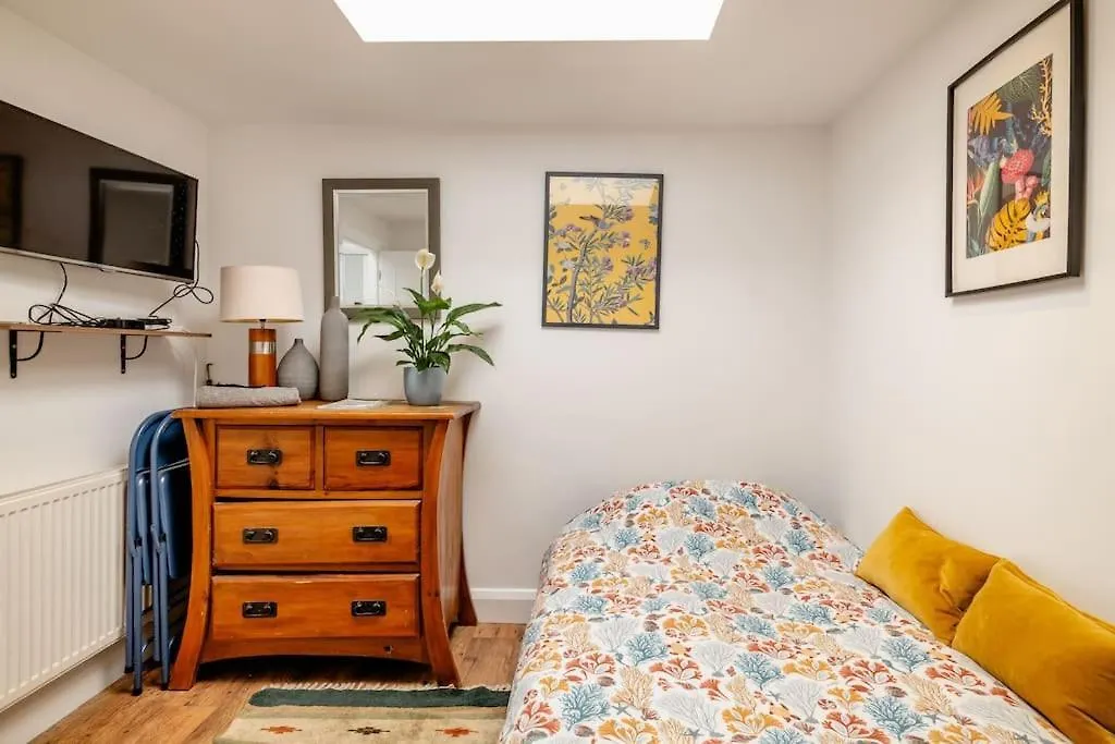 Self Contained Two Room Studio Apartment, Own Entrance, Private Parking Brighton United Kingdom