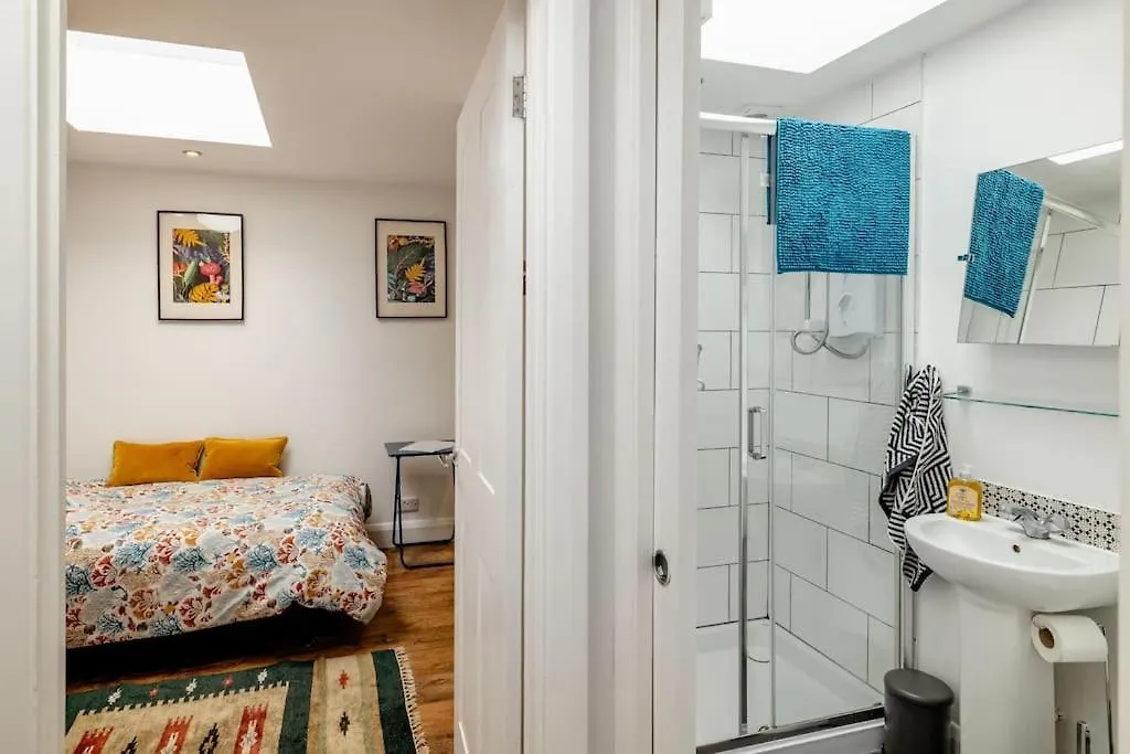 Self Contained Two Room Studio Apartment, Own Entrance, Private Parking Brighton Apartment