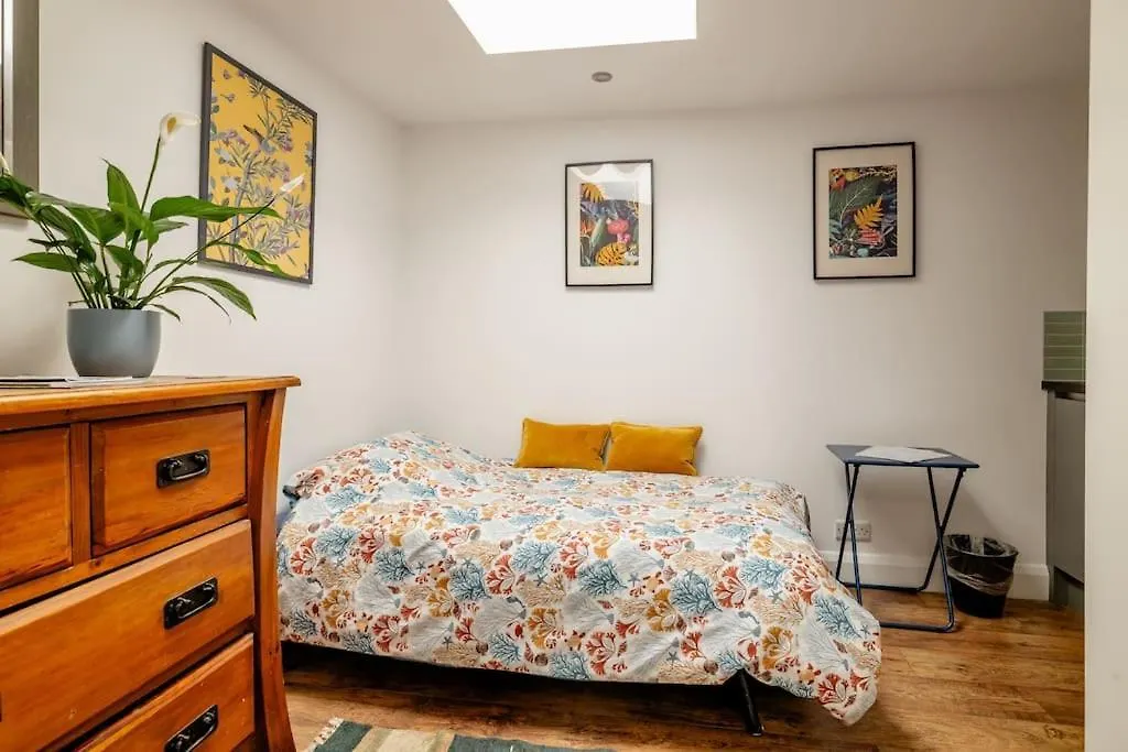 Self Contained Two Room Studio Apartment, Own Entrance, Private Parking Brighton Apartment