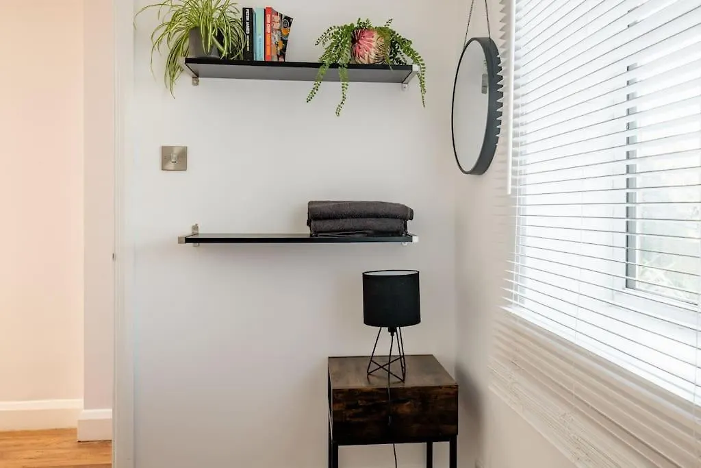 Apartment Self Contained Two Room Studio Apartment, Own Entrance, Private Parking Brighton