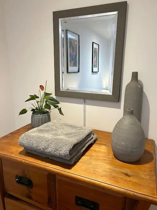 Self Contained Two Room Studio Apartment, Own Entrance, Private Parking Brighton