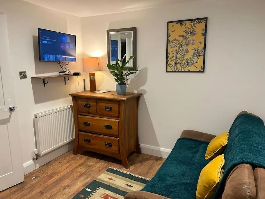 Self Contained Two Room Studio Apartment, Own Entrance, Private Parking Brighton Apartment