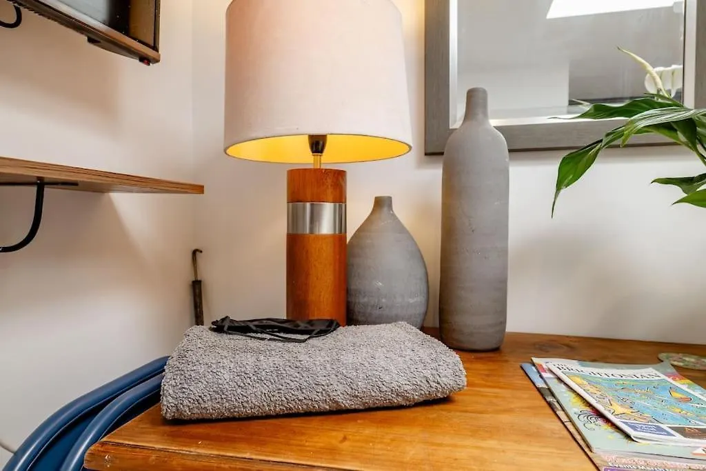 Self Contained Two Room Studio Apartment, Own Entrance, Private Parking Brighton