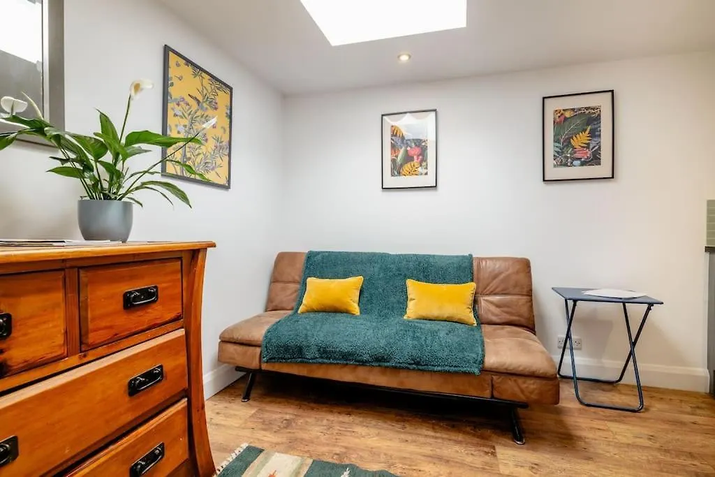 Self Contained Two Room Studio Apartment, Own Entrance, Private Parking location